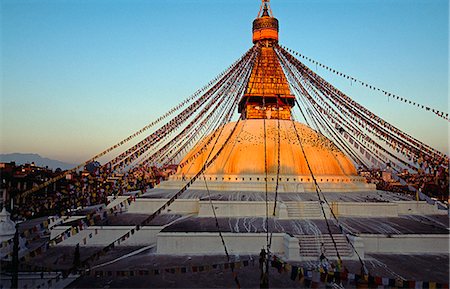 simsearch:862-03731972,k - Le Grand Stupa de Boudinath domine le quartier de Chabahil et les vestiges du grand Newari trading centres avec Tibet.The stupa antique est un lieu de pèlerinage important pour les bouddhistes, l'un des plus important Saint lieux au Népal et est également le plus grand peuplement tibétain en dehors du Tibet. Photographie de stock - Rights-Managed, Code: 862-03820883