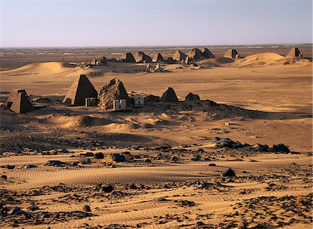 sudan - Unweit östlich des Nils gelegen, sind die alten Pyramiden von Meroe eine wichtige Begräbnisstätte von dreißig Könige, acht Königinnen und drei Fürsten des Königreichs von Cush regierte in der Afro-ägyptische Meroitische Periode ungefähr zwischen 300BC und 300AD. Stockbilder - Lizenzpflichtiges, Bildnummer: 862-03820974