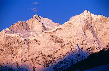 Tibet, Chomolungma.Sunrise on the Kangshung face of Makalu 8463 m, the 5th Highest mountain in the world on the East side of Mount Everest. Stock Photo - Rights-Managed, Code: 862-03820989