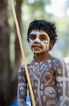 Australia, Queensland, Laura.  Young indigenous dancer decorated with tribal body paint. Foto de stock - Con derechos protegidos, Código: 862-03887277
