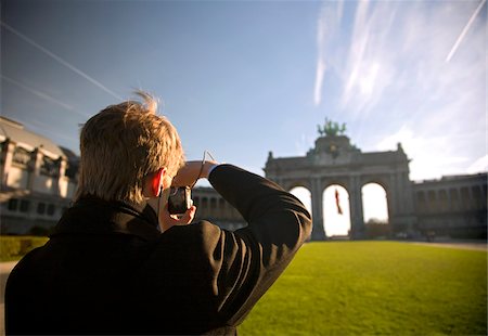 parc du cinquantenaire - Brussels, Belgium; A young man taking a photo of the Triumphal Arch at the Parc du Cinquantenaire on his portable camera Foto de stock - Con derechos protegidos, Código: 862-03887329