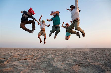 désert de kalahari - Botswana, Makgadikgadi. Une famille sauter haut dans les airs au-dessus des marais salants de Makgadikgadi. Photographie de stock - Rights-Managed, Code: 862-03887350