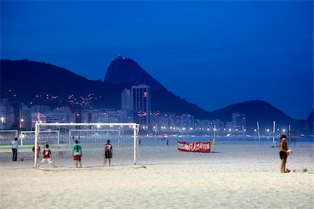 playa copacabana - Le Brésil, la plage de Copacabana à Rio de Janeiro au crépuscule. Photographie de stock - Rights-Managed, Code: 862-03887400