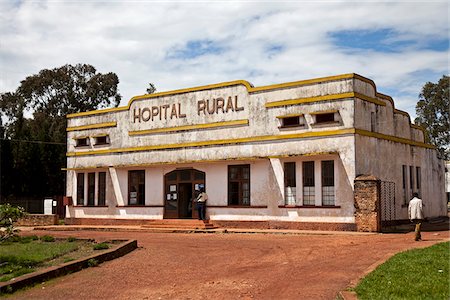 Ruyigi, Burundi. Un hôpital abandonné depuis l'époque coloniale belge maintenant dessert une population en pleine expansion. Photographie de stock - Rights-Managed, Code: 862-03887427