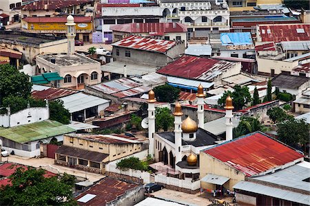 simsearch:862-03887457,k - Bujumbura, Burundi. Une mosquée dorée brille dans le quartier asiatique de couler. Photographie de stock - Rights-Managed, Code: 862-03887432