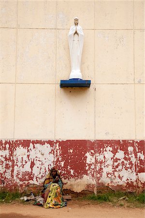 pauvre - Bujumbura, Burundi. Une femme se pose à l'extérieur d'une école du couvent. Photographie de stock - Rights-Managed, Code: 862-03887451