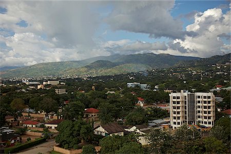 simsearch:862-03889460,k - Bujumbura, Burundi. La ville densément peuplée est abrite de nombreuses avenues bordée d'arbres. Photographie de stock - Rights-Managed, Code: 862-03887461
