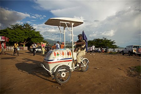 simsearch:862-06543259,k - Bujumbura, Burundi. A man sells ice cream on the beach at the weekend. Foto de stock - Con derechos protegidos, Código: 862-03887462