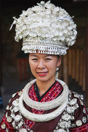 Woman dressed in traditional clothing of Yao minority at Folk Culture Village, Shenzhen, Guangdong, China Foto de stock - Con derechos protegidos, Código: 862-03887551