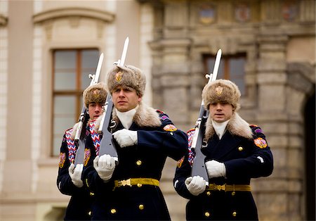 prager schloss - République tchèque, Prague, Europe ; Gardes de châteaux en hiver uniforme en marche pendant le changement de gardes Photographie de stock - Rights-Managed, Code: 862-03887569