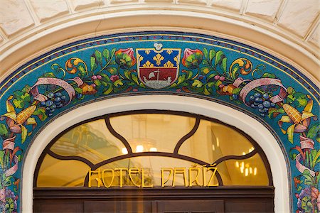 Czech Republic, Prague, Europe; Detail of main door of a hotel designed in Art Nouveau in Nove Mesto Foto de stock - Con derechos protegidos, Código: 862-03887574