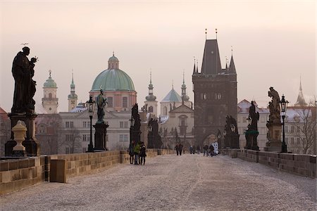 prague bridge - République tchèque, Prague, Europe ; Pont Charles tôt le matin en hiver Photographie de stock - Rights-Managed, Code: 862-03887573