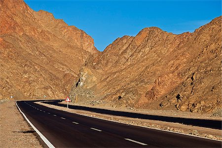 dahab - The main road to St. Catherine's Monastery out of Dahab, Janub Sina, Sinai Peninsula, Egypt. Fotografie stock - Rights-Managed, Codice: 862-03887586