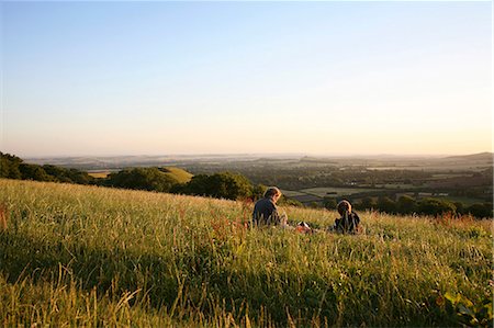 simsearch:862-03887593,k - UK, Wiltshire. Friends enjoying an evening picnic overlooking the Marlborough Downs. Foto de stock - Con derechos protegidos, Código: 862-03887588