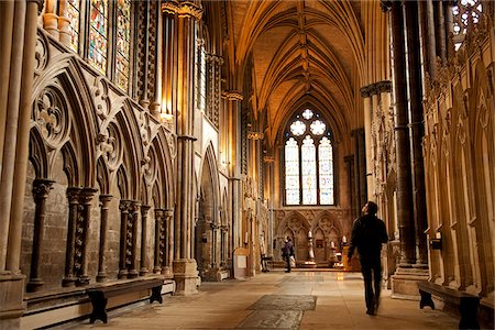 simsearch:862-03737250,k - Lincoln, England. A visitor gazes at the medieval stained glass in Lincoln cathedral. Foto de stock - Con derechos protegidos, Código: 862-03887598