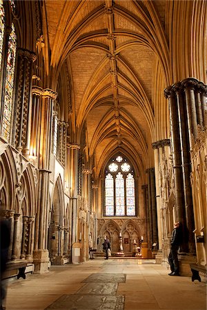 Lincoln, England. Der Besucher blickt auf das mittelalterliche Stein Werk in der Kathedrale von Lincoln. Stockbilder - Lizenzpflichtiges, Bildnummer: 862-03887599