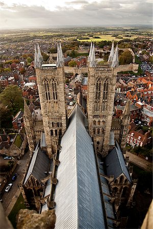 simsearch:862-03887627,k - Lincoln, en Angleterre. Le toit de la cathédrale de Lincoln s'élève haut au-dessus de la ville. Photographie de stock - Rights-Managed, Code: 862-03887607