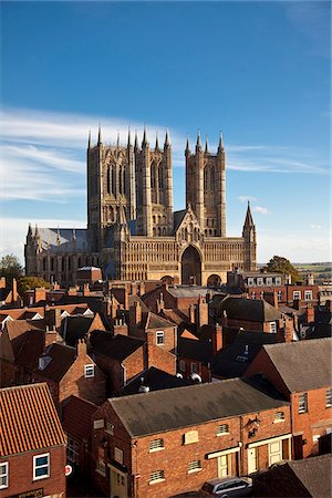 simsearch:862-03887679,k - L'Angleterre. La façade occidentale de la cathédrale de Lincoln se situe haut au-dessus du paysage urbain. Photographie de stock - Rights-Managed, Code: 862-03887638