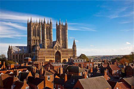 simsearch:862-03887647,k - England. The west front of Lincoln cathedral sits high above the cityscape. Foto de stock - Con derechos protegidos, Código: 862-03887639