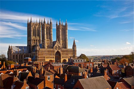 simsearch:862-03887636,k - L'Angleterre. La façade occidentale de la cathédrale de Lincoln se situe haut au-dessus du paysage urbain. Photographie de stock - Rights-Managed, Code: 862-03887639