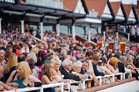 strapontin - Chester, Cheshire, l'Angleterre. Spectateurs à l'hippodrome de Chester Photographie de stock - Rights-Managed, Code: 862-03887677