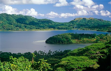 polynesia - French Polynesia, Society Islands, Leeward Islands, Huahine Island, aka Matairea. Lush forests surround the deeply incised Maroe Bay which divides the island into Big Huahine, Huahine Nui, and Little Huahine,Huahine Iti. Foto de stock - Con derechos protegidos, Código: 862-03887678