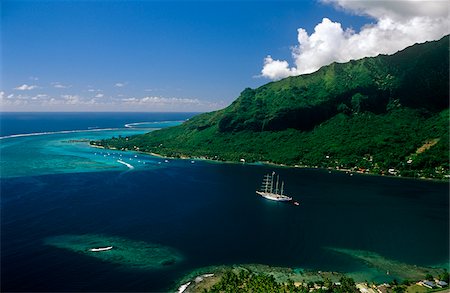 simsearch:862-03887679,k - Français de Polynésie, îles de la société, îles sous-le-vent, Moorea, alias Aimeho. Situé derrière un récif bien visible qui entoure une grande partie de l'île, la baie d'Opunohu est un ancrage populaire et magnifique à Moorea. Photographie de stock - Rights-Managed, Code: 862-03887688