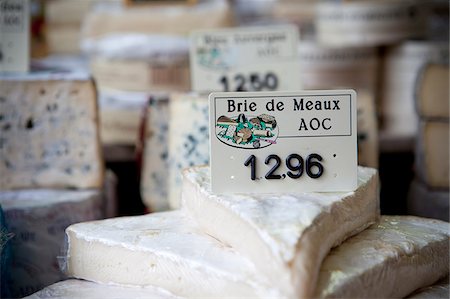 queijo brie - Close up of cheese in a deli case in Aurillac, France Foto de stock - Direito Controlado, Número: 862-03887699