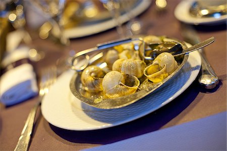 escargot - Un plat d'escargots ou des escargots dans un café à Paris France Photographie de stock - Rights-Managed, Code: 862-03887714
