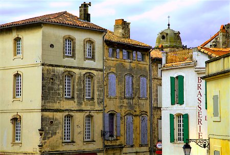 Arles; Bouches du Rhone, Frankreich; Typische Hausfassaden in der historischen Stadt Stockbilder - Lizenzpflichtiges, Bildnummer: 862-03887729