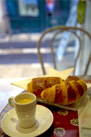 Arles ; Bouches du Rhône (France) ; Café et Croissant dans un des cafés de la ville historique Photographie de stock - Rights-Managed, Code: 862-03887723