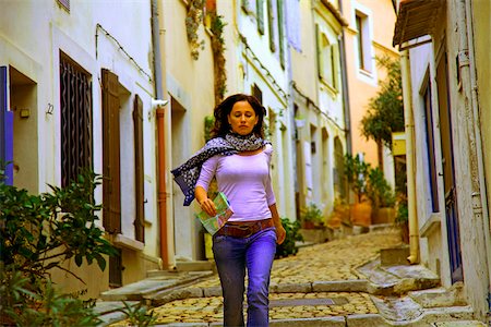 Arles ; Bouches du Rhône (France) ; Une jeune femme marcher dans les rues pavées de la ville. Photographie de stock - Rights-Managed, Code: 862-03887735