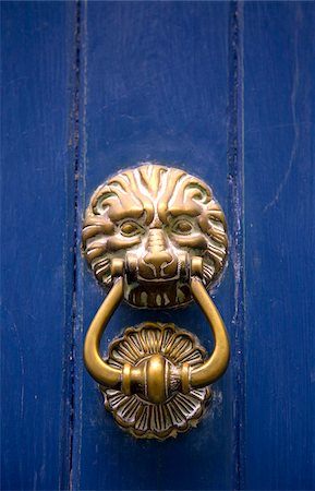 pomo - Arles; Bouches du Rhone, France; An ornamented door knob and brightly coloured door Foto de stock - Con derechos protegidos, Código: 862-03887739