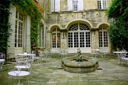 Arles ; Bouches du Rhône (France) ; Une Cour d'un hôtel haut de gamme Photographie de stock - Rights-Managed, Code: 862-03887749