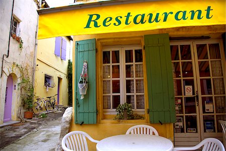 Arles ; Bouches du Rhône (France) ; Un restaurant dans le centre avec des tables à l'extérieur Photographie de stock - Rights-Managed, Code: 862-03887743