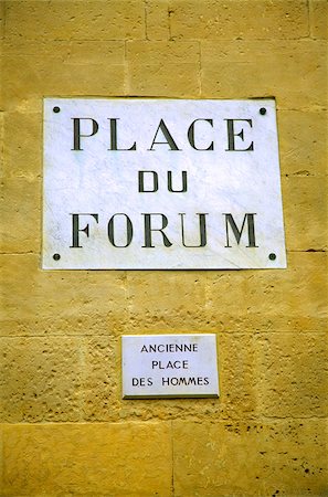 Arles; Bouches du Rhone, France; Sign of the place du Forum where Van Gogh painted his Cafe Terrace on the Place du Forum, 1888. Foto de stock - Con derechos protegidos, Código: 862-03887755