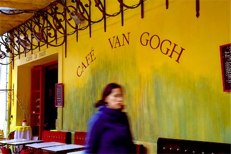 Arles; Bouches du Rhone, Frankreich; Eine junge Frau vor der ehemaligen Café-Terrasse, jetzt Café Van Gogh, wo der große Maler Cafe Terrasse nachts malte zu Fuß. Stockbilder - Lizenzpflichtiges, Bildnummer: 862-03887757