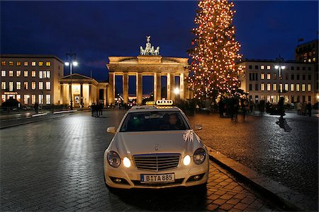 puerta de brandemburgo - The Brandenburg Gate in Berlin at Christmas. Foto de stock - Con derechos protegidos, Código: 862-03887844