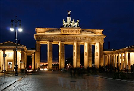 porta di brandeburgo - The Brandenburg Gate in Berlin at Christmas. Fotografie stock - Rights-Managed, Codice: 862-03887846