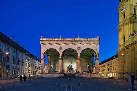 simsearch:862-05997765,k - Main Facade of the the Felderrnhalle Monument (Field Marshals Hall) , located at the Odeansplatz in Munich, Bayern, Germany by night.  The Theatinerkirche St. Kajetin is located on the right. Fotografie stock - Rights-Managed, Codice: 862-03887864