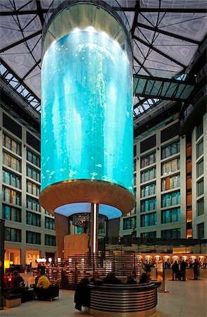 Atrium des Hotels mit einem massiven Aquarium in der Mitte DomAquarée. Berlin, Deutschland Stockbilder - Lizenzpflichtiges, Bildnummer: 862-03887993