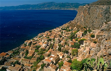 peloponeso - Grèce, Péloponnèse, Laconie, Monemvasia. Des vues spectaculaires de la ville basse sont avait de la ville supérieure de Monemvasia, une ville ancienne forteresse côtière une fois gouvernée par les empires byzantins et vénitiens. Photographie de stock - Rights-Managed, Code: 862-03888307