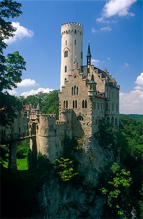 Allemagne, Baden-Wurttemberg, Souabe, Lichtenstein. Construit dans les années 1840 par le comte Willhelm, 1er duc d'Urach, conception de style néo-gothique de château de Lichtenstein visait jamais comme une fortification sérieuse mais plutôt une folie romantique. Photographie de stock - Rights-Managed, Code: 862-03888300