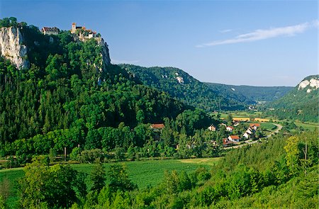 danubio - Germany, Baden-Wurttemberg, Swabia, Danube Valley. Numerous castles and semi-fortified mansions like this one at Werenroag near Beuron dot the cliffs of the picturesque Danube Valley in southern Germany. Foto de stock - Con derechos protegidos, Código: 862-03888302