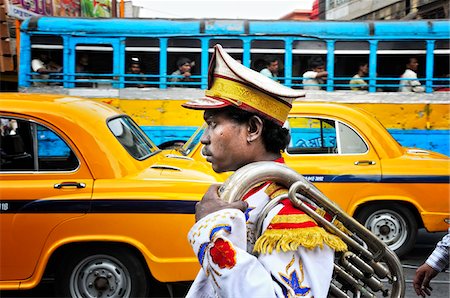 embouteillage - Membre d'un groupe de musique. Rues de Calcutta. Inde Photographie de stock - Rights-Managed, Code: 862-03888419