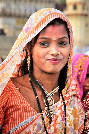 La demoiselle d'honneur dans un mariage sur les rives du Gange. Varanasi, Inde Photographie de stock - Rights-Managed, Code: 862-03888467