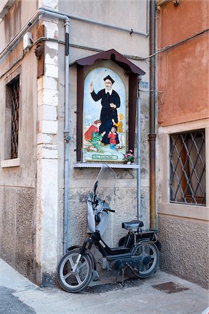 simsearch:862-03888582,k - Scooter et religieux la paroi murale, Chioggia, Venise, Vénétie, Italie Photographie de stock - Rights-Managed, Code: 862-03888542