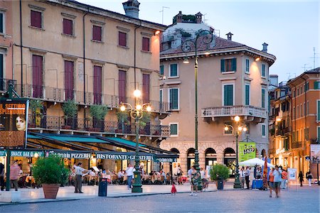 simsearch:862-03888567,k - Restaurants, Piazza Bra, Verona, Veneto, Italy Stock Photo - Rights-Managed, Code: 862-03888570