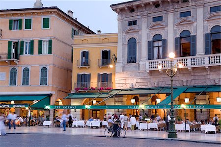 simsearch:862-03888508,k - Restaurants, Piazza Bra, Verona, Venetien, Italien Stockbilder - Lizenzpflichtiges, Bildnummer: 862-03888571