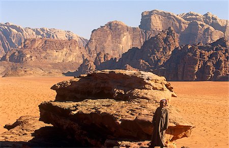 Jordan, Wadi Rum. Local Bedouin guide Mzied Atieg stands in the midst of Wadi Rum's spectacular desert scenery. Foto de stock - Con derechos protegidos, Código: 862-03888655